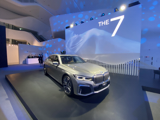 ޸ ȭ š `BMW  7` ÷ ũ ºμ